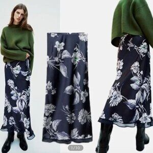 NWT ZARA PRINTED SATIN EFFECT MIDI SKIRT NAVY / WHITE